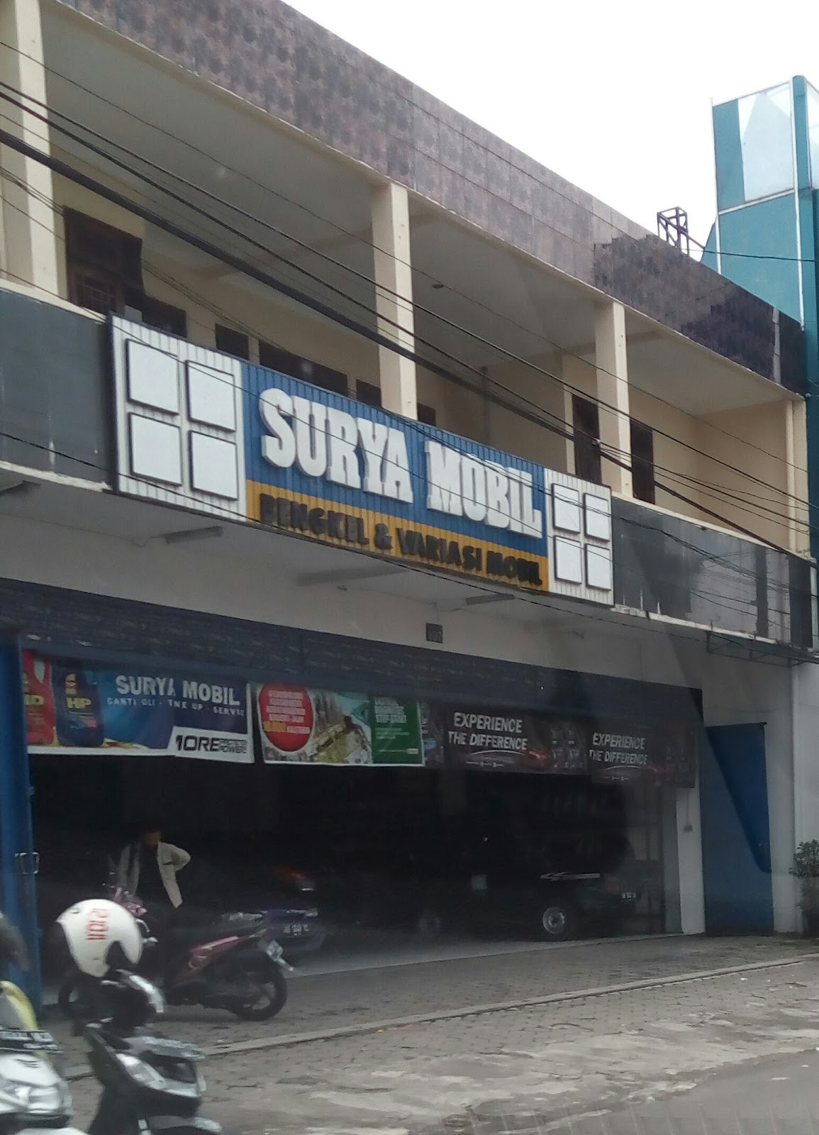 Tampak depan bangunan Surya Mobil dari jalan