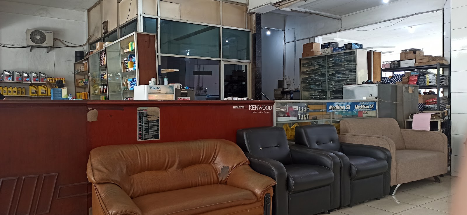 Sofa di ruang tunggu Surya Mobil, di depan etalase part dan oli