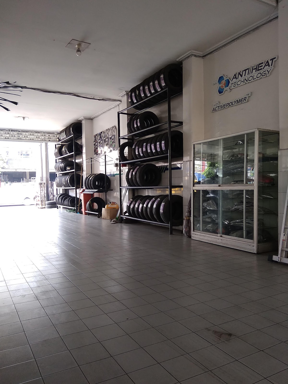 Rak ban di samping etalase aksesoris mobil