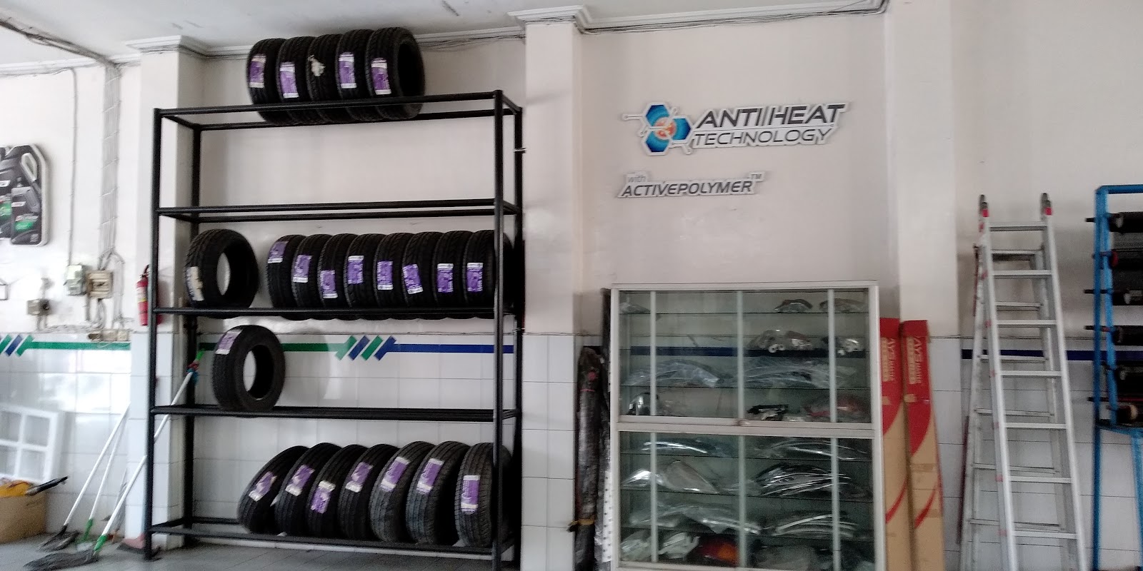 Rak ban dan etalase part di Surya Mobil