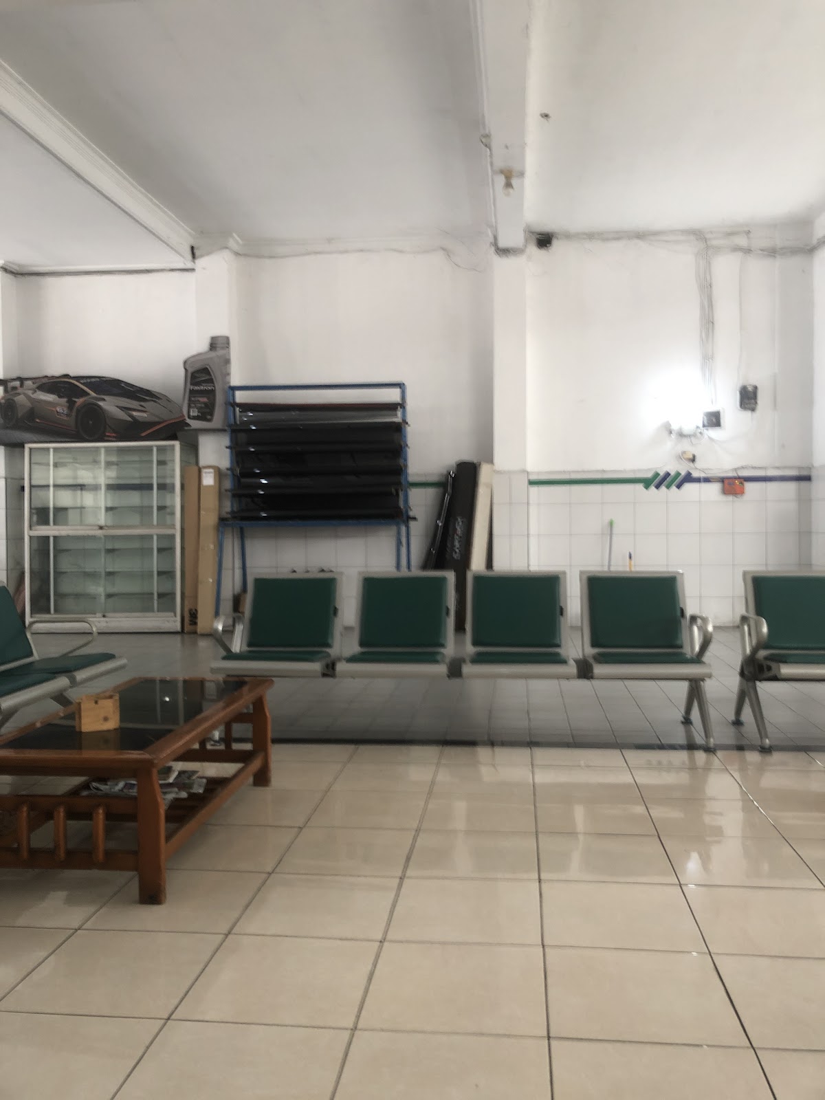 Kursi dan meja pada area tunggu Surya Mobil